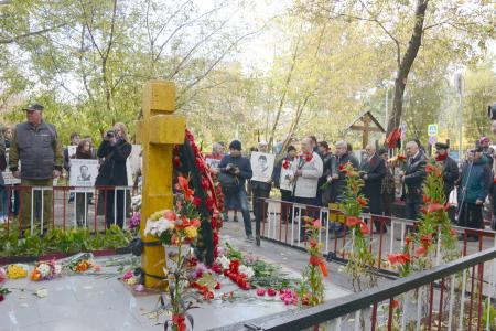 «Склоняем головы в память о мужественных защитниках Советской Конституции»