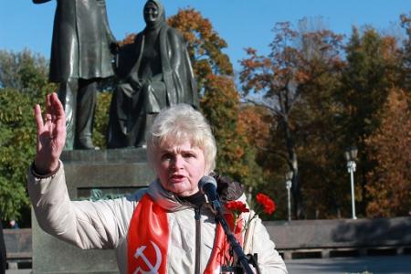 Псковские коммунисты провели митинг в память о защитниках советской Конституции