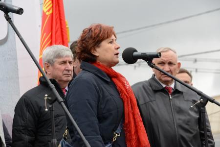 «Склоняем головы в память о мужественных защитниках Советской Конституции»