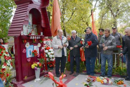 «Склоняем головы в память о мужественных защитниках Советской Конституции»
