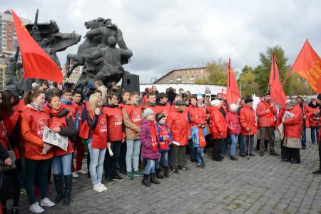 «Склоняем головы в память о мужественных защитниках Советской Конституции»