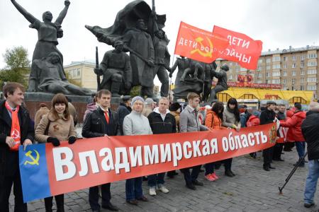 «Склоняем головы в память о мужественных защитниках Советской Конституции»