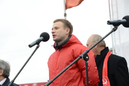 «Склоняем головы в память о мужественных защитниках Советской Конституции»