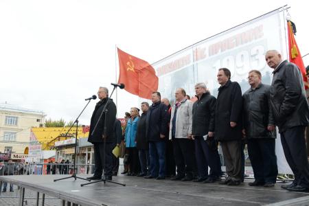 «Склоняем головы в память о мужественных защитниках Советской Конституции»