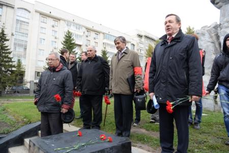 Новосибирск. Жители города почтили память защитников Верховного Совета