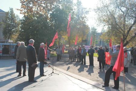 Псковские коммунисты провели митинг в память о защитниках советской Конституции
