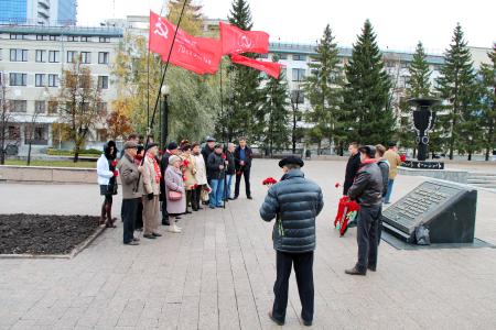 Коммунисты Челябинска возложили венок и алые гвоздики к Вечному огню в память о погибших защитниках Дома Советов