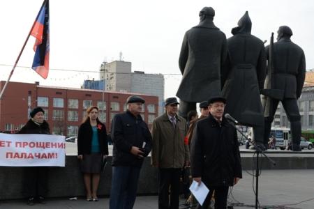 Новосибирск. Жители города почтили память защитников Верховного Совета