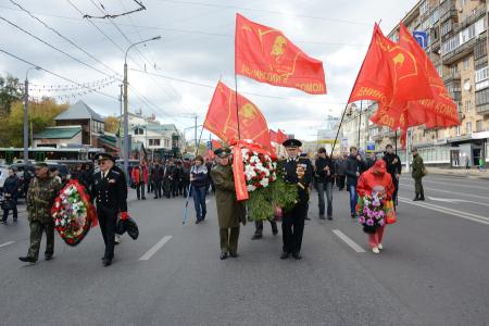«Склоняем головы в память о мужественных защитниках Советской Конституции»