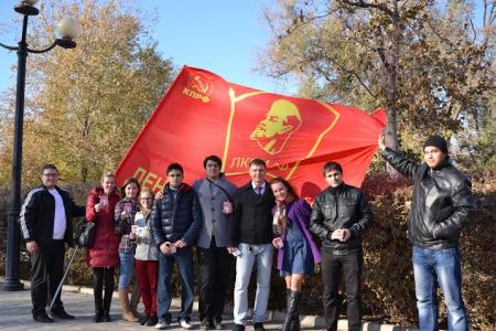 Астраханские комсомольцы провели агитпикет, посвященный 96-й годовщине образования ВЛКСМ