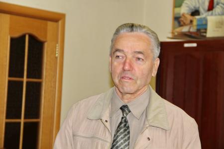Коммунисты Челябинска возложили венок и алые гвоздики к Вечному огню в память о погибших защитниках Дома Советов