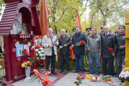 «Склоняем головы в память о мужественных защитниках Советской Конституции»