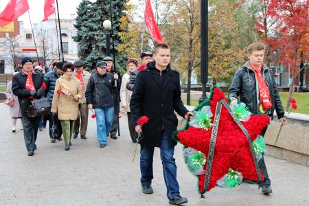 Коммунисты Челябинска возложили венок и алые гвоздики к Вечному огню в память о погибших защитниках Дома Советов