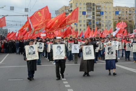 «Склоняем головы в память о мужественных защитниках Советской Конституции»