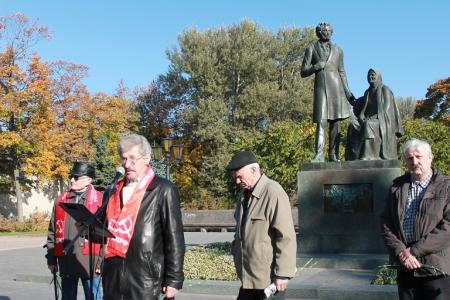 Псковские коммунисты провели митинг в память о защитниках советской Конституции