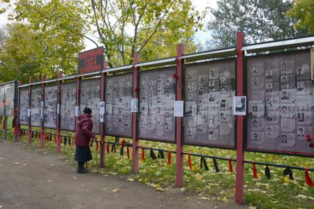 «Склоняем головы в память о мужественных защитниках Советской Конституции»