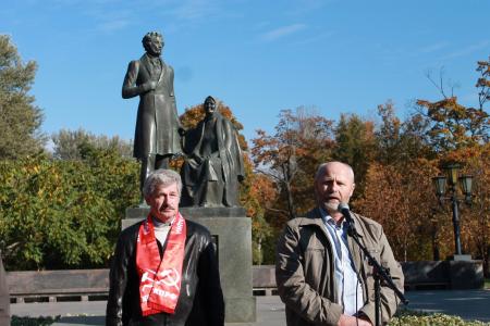Псковские коммунисты провели митинг в память о защитниках советской Конституции
