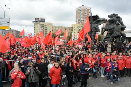 «Склоняем головы в память о мужественных защитниках Советской Конституции»