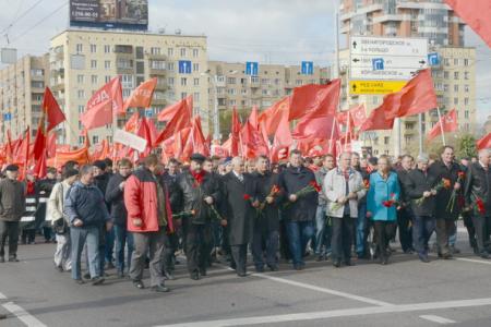 «Склоняем головы в память о мужественных защитниках Советской Конституции»