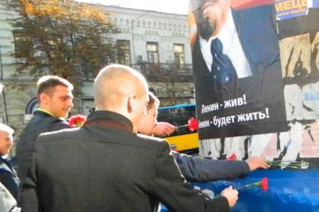 Киевские коммунисты и комсомольцы: Уничтожить памятник – можно. Уничтожить память – нельзя!