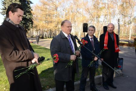 Г.А. Зюганов: «Я горжусь своей молодостью». В Москве прошло возложение цветов к памятнику первым комсомольцам