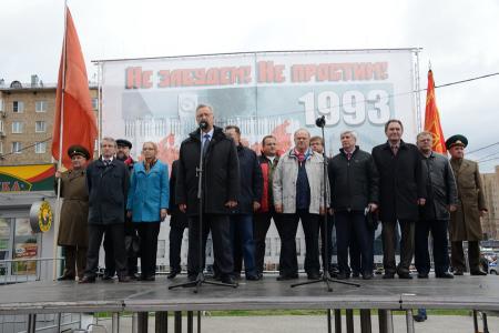 «Склоняем головы в память о мужественных защитниках Советской Конституции»