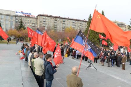Новосибирск. Жители города почтили память защитников Верховного Совета