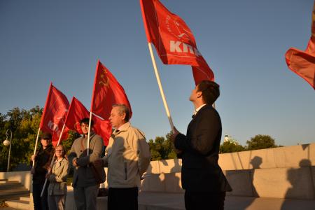 «Нет прощения палачам!». Митинг астраханских коммунистов в память о событиях октября 1993 года