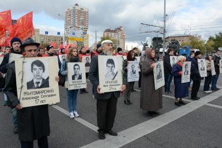 «Склоняем головы в память о мужественных защитниках Советской Конституции»