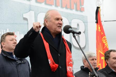 «Склоняем головы в память о мужественных защитниках Советской Конституции»