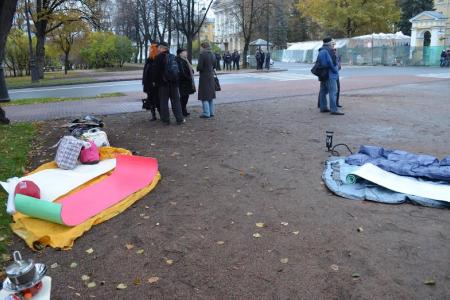 Санкт-Петербург. Троих участников акции протеста задержали у Смольного за попытку поставить палатку