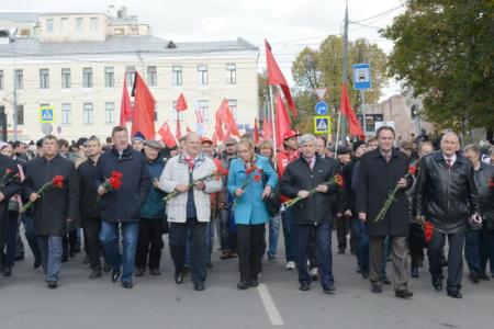 «Склоняем головы в память о мужественных защитниках Советской Конституции»