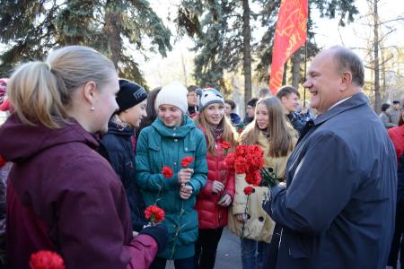 Г.А. Зюганов: «Я горжусь своей молодостью». В Москве прошло возложение цветов к памятнику первым комсомольцам