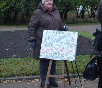 Санкт-Петербург. Троих участников акции протеста задержали у Смольного за попытку поставить палатку