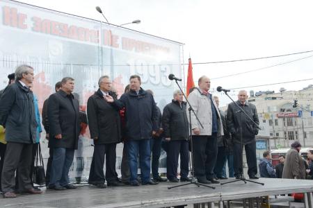 «Склоняем головы в память о мужественных защитниках Советской Конституции»