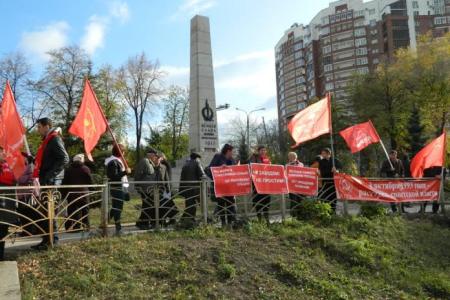 В Самаре прошел пикет, посвященной 21-й годовщине расстрела Советской власти