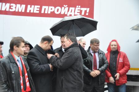 "В помощь сражающимся братьям Новороссии!". Коммунисты направили из Подмосковья девятнадцатый гуманитарный конвой
