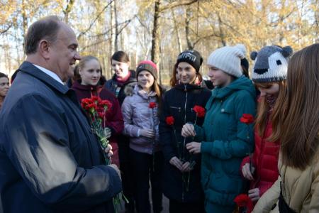 Г.А. Зюганов: «Я горжусь своей молодостью». В Москве прошло возложение цветов к памятнику первым комсомольцам