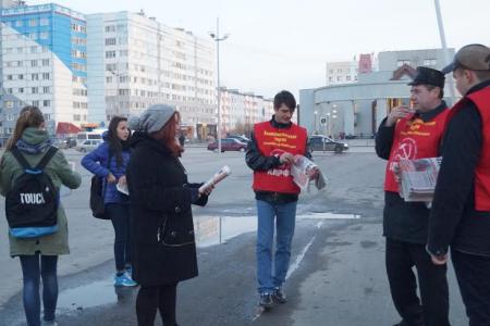 Пикет в Новом Уренгое: "Мы жили в счастливой стране. Её растрелял Ельцин"