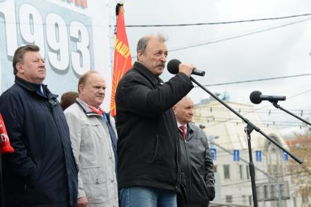«Склоняем головы в память о мужественных защитниках Советской Конституции»