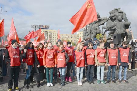 «Склоняем головы в память о мужественных защитниках Советской Конституции»
