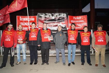 Пикет в Новом Уренгое: "Мы жили в счастливой стране. Её растрелял Ельцин"