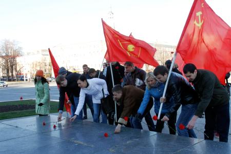 Воронежские коммунисты провели автопробег, посвященный 96-летию ВЛКСМ