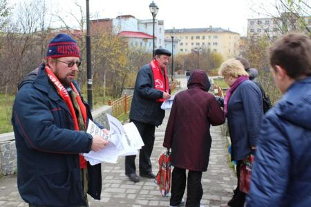 Магаданские коммунисты провели серию пикетов в память о событиях октября 1993 года