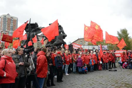 «Склоняем головы в память о мужественных защитниках Советской Конституции»