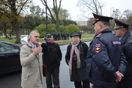 Санкт-Петербург. Троих участников акции протеста задержали у Смольного за попытку поставить палатку