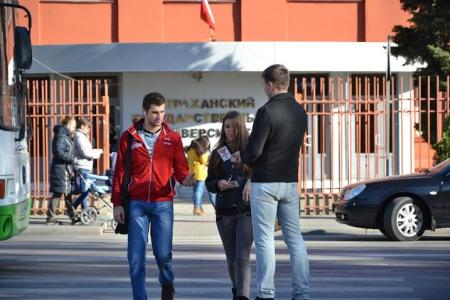 Астраханские комсомольцы провели агитпикет, посвященный 96-й годовщине образования ВЛКСМ