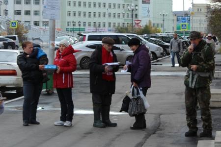 Магаданские коммунисты провели серию пикетов в память о событиях октября 1993 года
