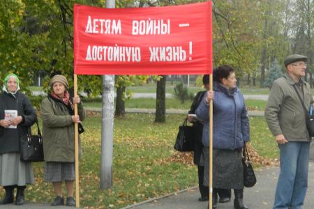Республика Адыгея. В Майкопе коммунисты организовали пикет в поддержку законопроекта КПРФ "о детях войны"