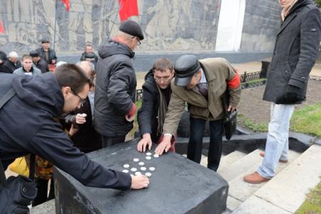 Новосибирск. Жители города почтили память защитников Верховного Совета